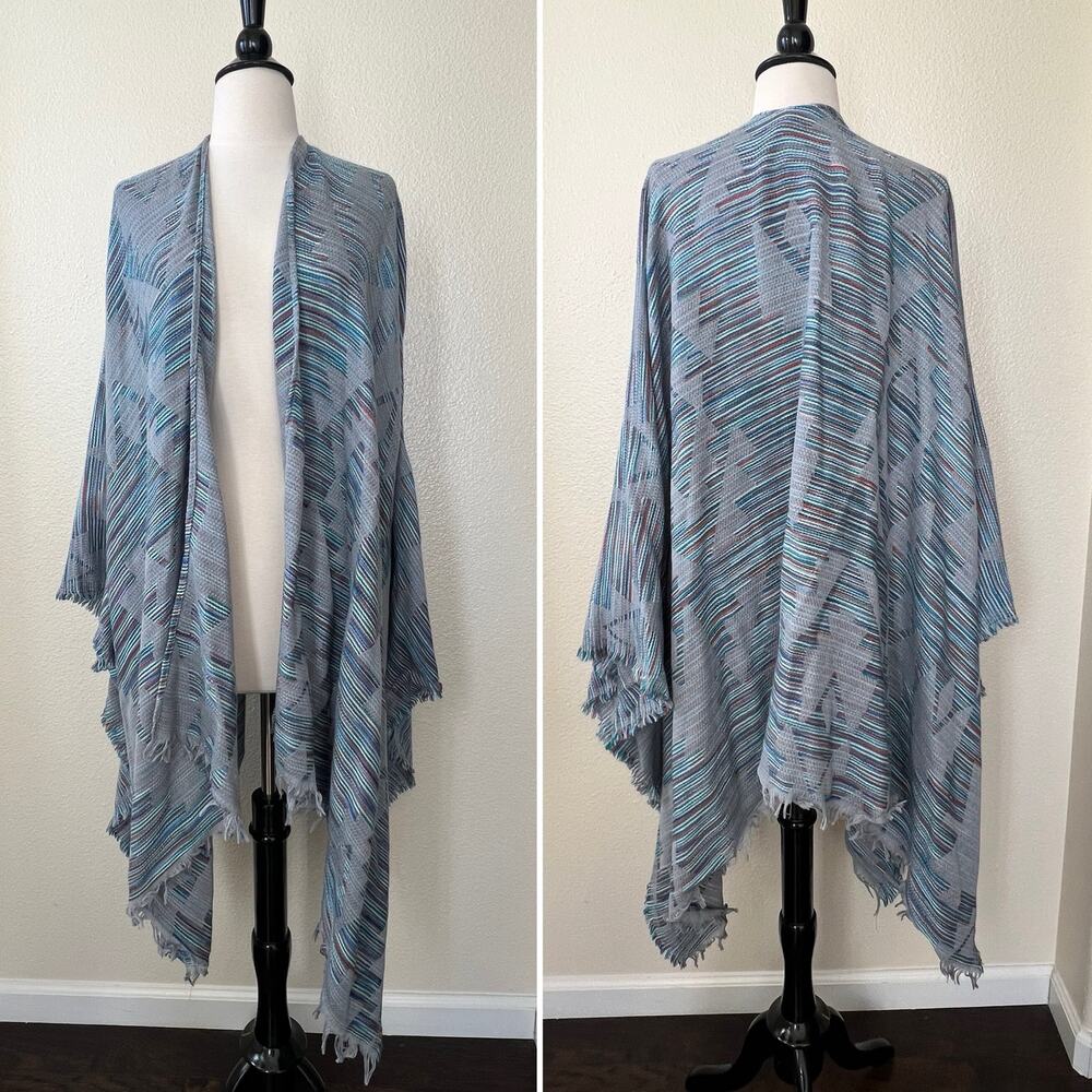 Francesca’s Collections blue gray geo sweater kimono open cardigan poncho